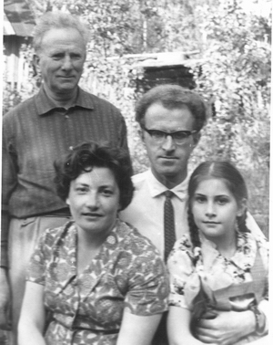 Савва Дамешек с сыном Марком, его женой Дорой и внучкой