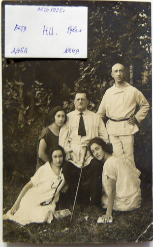 Кива Рабинович, дочери Бетя, Женя, Деба и зять Рувим, 1925г.